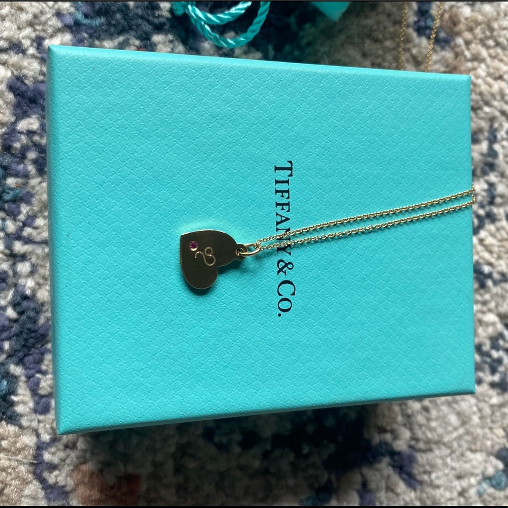 Leo Sign with Gemstone Tifany Yellow Gold Necklace